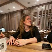 Profesora de italiano imparte clases tanto a niños como a adultos